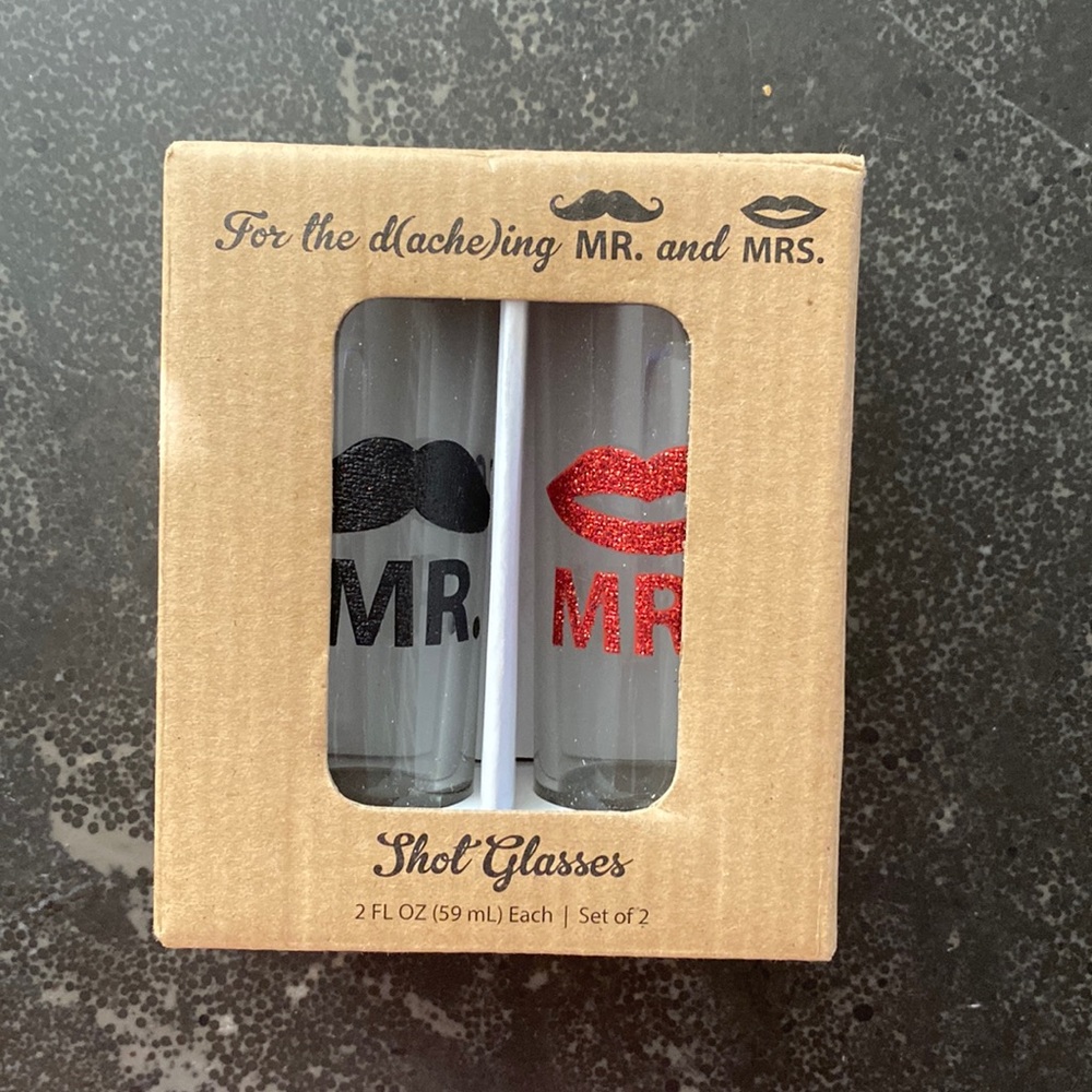 NWT Mr and Ames shot glasses